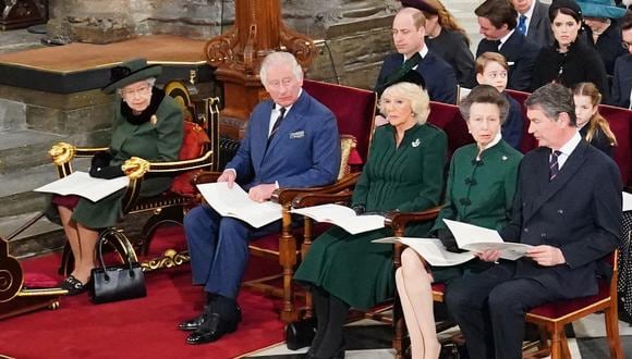 La familia real británica durante la misa por Felipe de Edimburgo. (Foto: AFP)