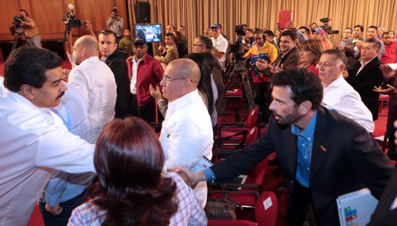EN EL DOLOR... Nicolás Maduro y Henrique Capriles se estrecharon la mano después de mucho tiempo. (AFP)