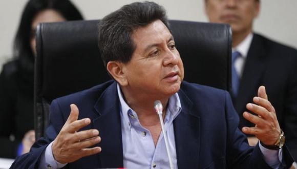 León Rivera intentó defender al líder de su partido. (David Vexelman)