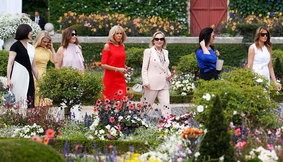 La esposa del presidente de Francia, Brigitte Macron, de rojo, fue anfitriona en este paseo cultural junto a otras "primeras damas". (Foto: AFP)