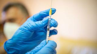 EE.UU. aprueba tercera dosis de vacuna contra el COVID-19 para mayores de 18 años