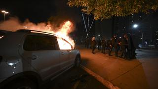 Manifestantes bolsonaristas chocan con la policía e incendian vehículos en Brasilia