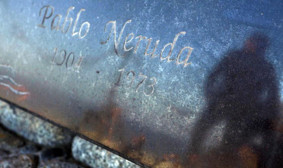 El féretro de Pablo Neruda, muerto en 1973, se encontraba al lado de Matilde Urrutia, su tercera esposa. (AP)