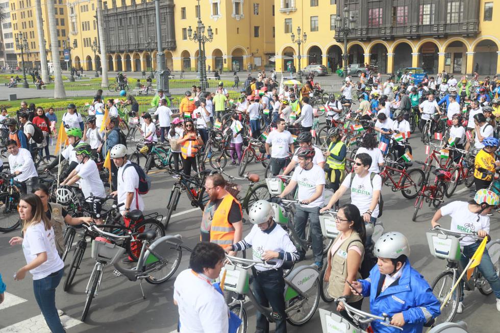 Ciclistas se reunieron en la Plaza de Armas de Lima para participar de la jornada busca promover el transporte sostenible. (Foto: Juan Ponce)