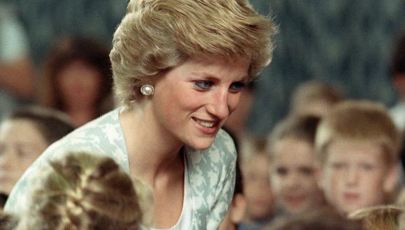 Diana de Gales nunca llevaba sombrero en sus encuentros con niños. (Foto: AFP)