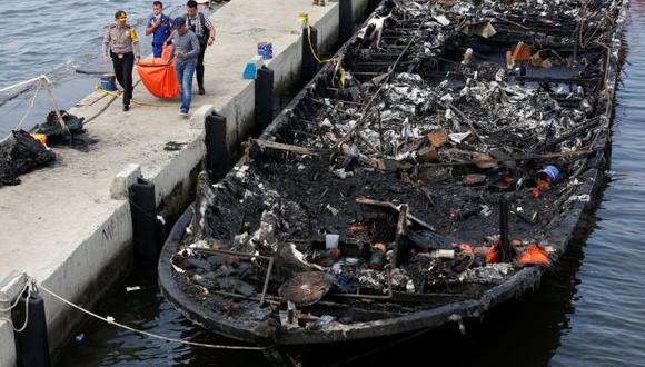 Barco que transportaba a más de 200 personas se incendió y dejó al menos 23 muertos y 17 desaparecidos (Efe).