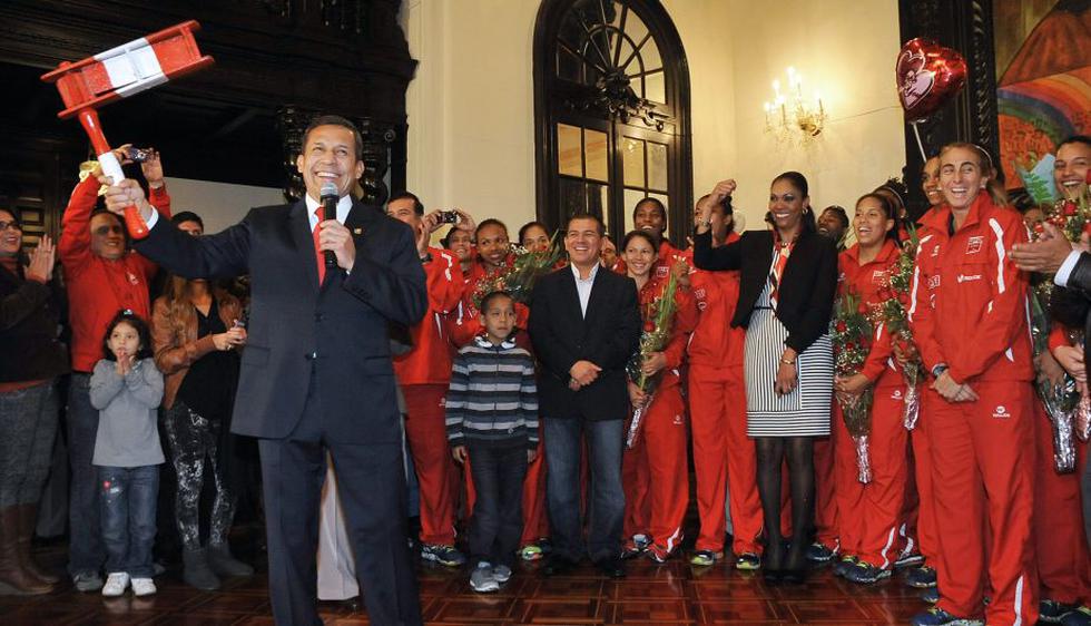 El mandatario Ollanta Humala se animó a mover la matraca ante la presencia de las Matadorcitas. (Presidencia de la República)