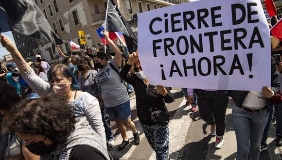 Manifestantes muestran su molestia por  la masiva migración venezolana que ha llegado a Chile. (Foto de Martin Bernetti / AFP)