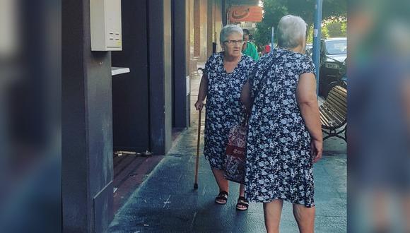 La curiosa imagen de dos ancianas con el mismo vestido que desató toda clase de reacciones en Twitter. (Foto: @NoFumoTabaco / Twitter)