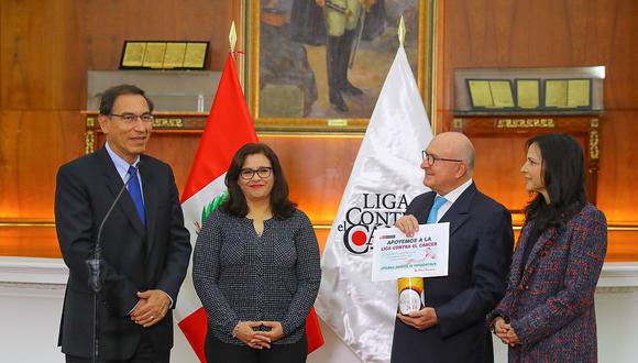 El presidente, Martín Vizcarra, y la primera dama, Maribel Díaz Cabello, entregaron el primer donativo de parte de todo el Despacho Presidencial. (Foto: Difusión)