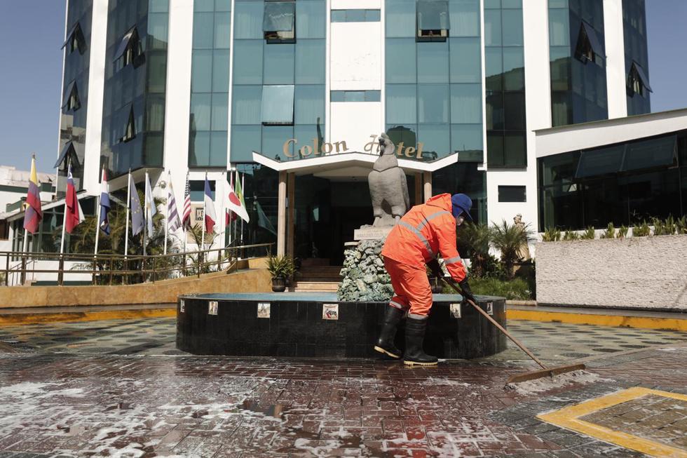 Trabajadores de limpieza de la Municipalidad de Miraflores realizaron esta mañana labores de desinfección en los exteriores del hotel Colón. (Foto: Leandro Britto/GEC)