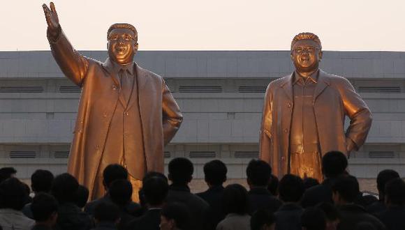 Hoy develaron estatuas de Kim Jong-Il y Kim Il-Sung en Pyongyang. (AP)