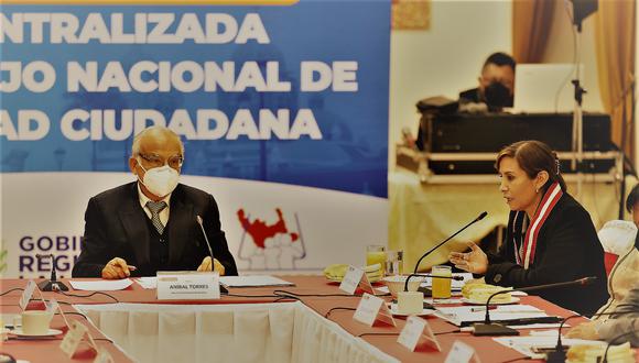 Aníbal Torres participó ayer en sesión del Consejo Nacional de Seguridad Ciudadana en Trujillo, junto a la fiscal de la Nación, Patricia Benavides (Foto: PCM)
