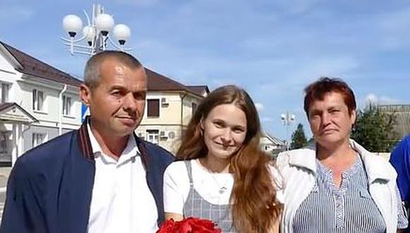 Mujer se reencuentra con sus padres después de 20 años de haberse perdido en un tren. (Police of Belarus/east2west news)