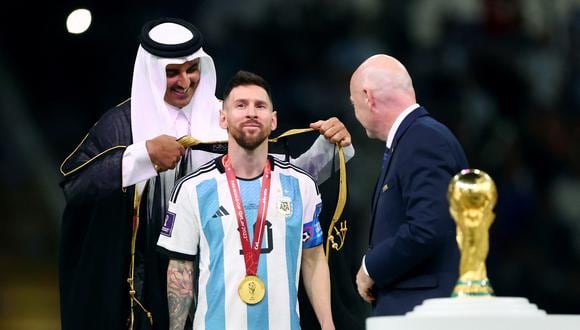 Emir le colocó el bisht a Lionel Messi durante la ceremonia de premiación tras ganar el Mundial Qatar 2022. (Foto: REUTERS/Hannah Mckay)