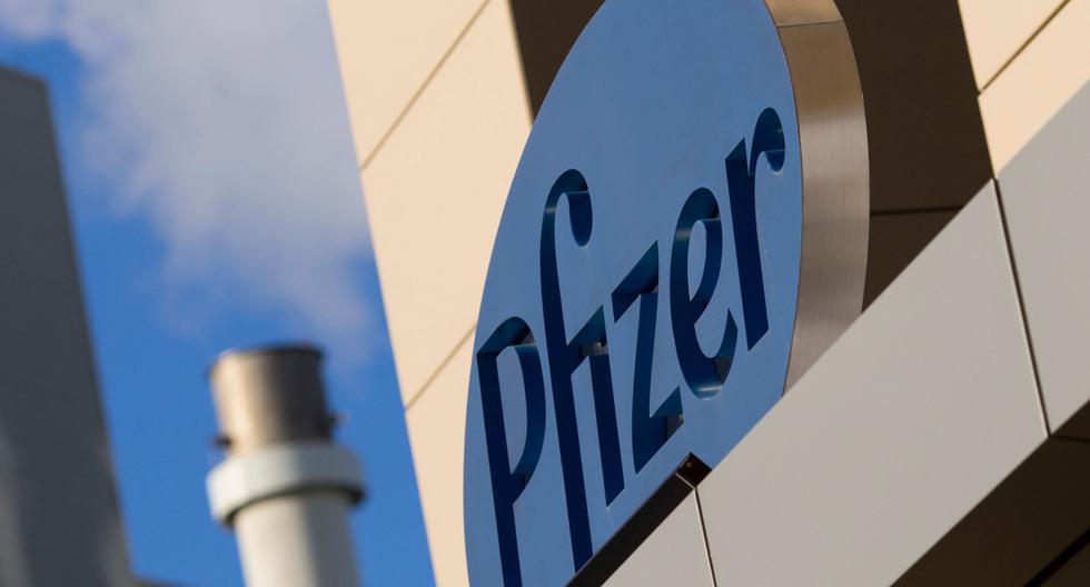 En esta foto de archivo tomada el 18 de marzo de 2017, se ve un letrero de la compañía farmacéutica Pfizer en un edificio en Cambridge, Massachusetts. (AFP / DOMINICK REUTER).