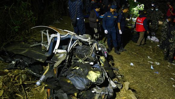 Los rescatistas inspeccionan los restos en el lugar donde se estrelló un avión en Pokhara el 15 de enero de 2023. - Al menos 67 personas fueron confirmadas muertas. (Foto de PRAKASH MATHEMA / AFP)