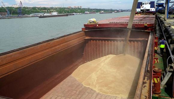 El trigo se carga a bordo de un buque de carga en el puerto internacional de Rostov-on-Don para ser enviado a Turquía, el 26 de julio de 2022. (Foto de STRINGER / AFP)