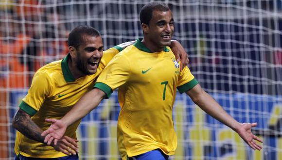 Alves y Lucas festejan. (Reuters)