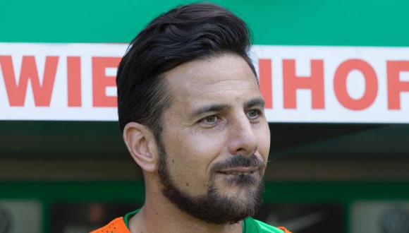 Claudio Pizarro aseguró que permanecerá un año más en el fútbol alemán. (AFP)