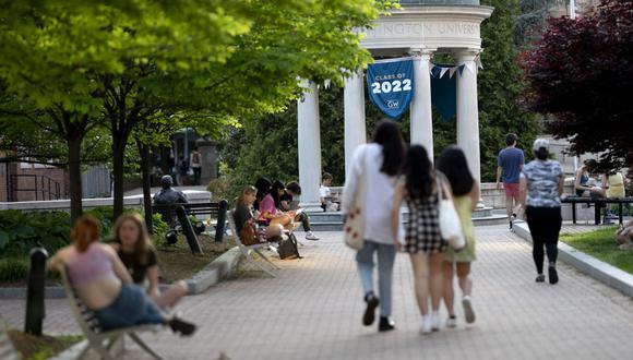 Se muestra una pancarta de Clase de 2022 mientras los estudiantes caminan por el campus de la Universidad George Washington en Washington, DC, el 2 de mayo de 2022. (Foto de Stefani Reynolds / AFP)