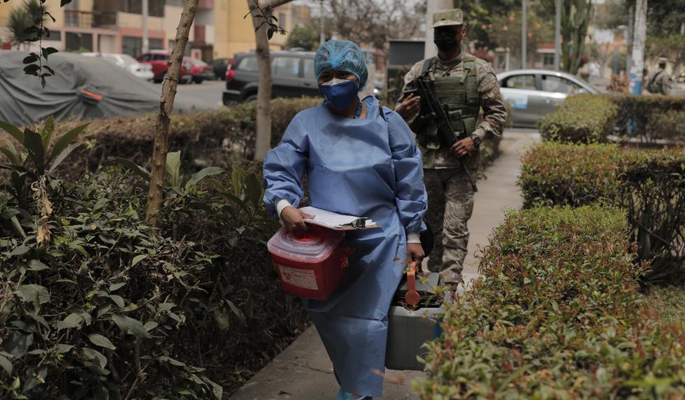 La licencia Paucar, encargada de aplicar la tercera dosis de la vacuna Pfizer, es resguardada por miembros del Ejército del Perú durante todo el día por motivos de seguridad. Foto: Leandro Britto / @photo.gec