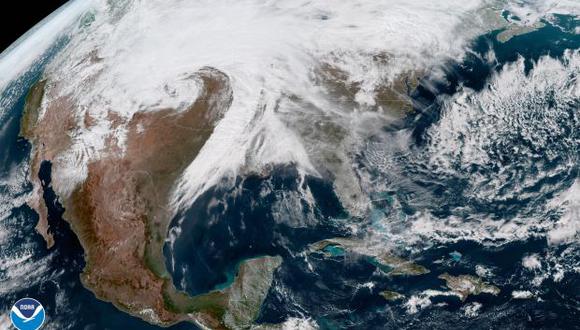 Imagen tomada por un satélite que muestra la costa este de Estados Unidos mientras permanece cubierta por la tormenta invernal Ulmer. (Foto: EFE)
