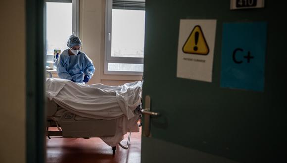 Una enfermera atiende a un paciente de Covid-19 en la unidad de cuidados intensivos del Centre hospitalier priv  de l'Europe en Port-Marly, el 25 de marzo de 2021. (Foto: Martin BUREAU / AFP)