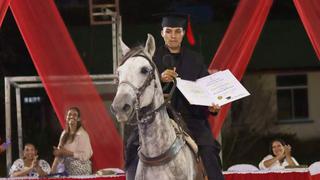 Un joven se graduó galopando sobre el caballo que lo llevó a clases durante meses
