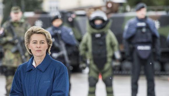 Ursula von der Leyen, ministra de Defensa de Alemania, rechazó que país tenga deudas con la OTAN (Efe).