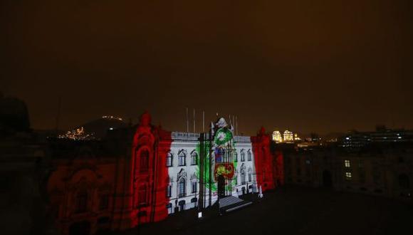 La bandera peruana es proyectada en Palacio de Gobierno. (Ejecutivo)