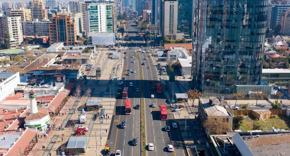 Vista aérea de una avenida de Santiago de Chile en medio de la pandemia del nuevo coronavirus. Imagen del 28 de julio de 2020. (AFP / MARTIN BERNETTI),