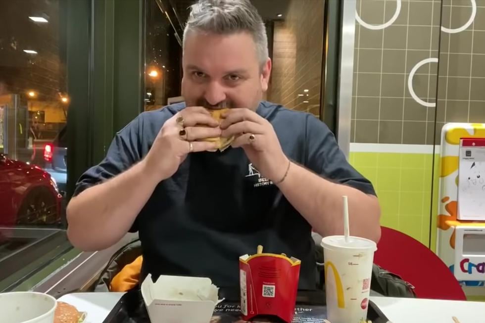 Matt Nadin enterró una hamburguesa hace 14 meses y ha decidido comérsela ahora para celebrar su 40 cumpleaños. (YouTube | Beeper Beef)
