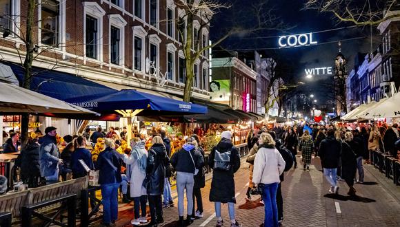 Residentes locales hacen fila para ingresar a un bar en Witte de Withstraat en Rotterdam, el 12 de febrero de 2022, ya que el gobierno planea aliviar las medidas de Covid-19. (Foto: Robin UTRECHT / ANP / AFP)