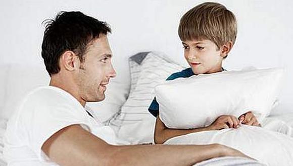 Evitar la sobreprotección implica mantener una relación estrecha con los hijos. (Fuente: enuresis.wordpress.com)