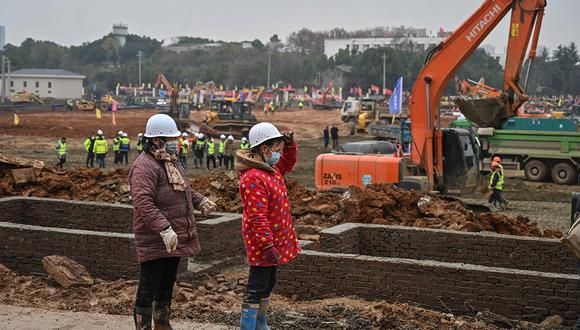 China se apresura a construir un nuevo hospital en 10 días para tratar pacientes, en la ciudad de Wuhan, epicentro de un brote mortal de coronavirus que ha afectado a miles de personas. la construcción inició el 24 de enero. (Foto: AFP)