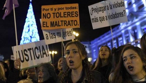 Los jueces descartaron la calificación de violación en los hechos al no observar intimidación. Dicha sentencia provocó una ola de manifestaciones en España. (Foto: AFP)