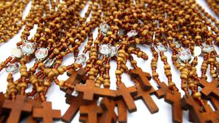 Papa Francisco en Perú: Ya están a la venta 300 mil rosarios confeccionados por reclusos [FOTOS]