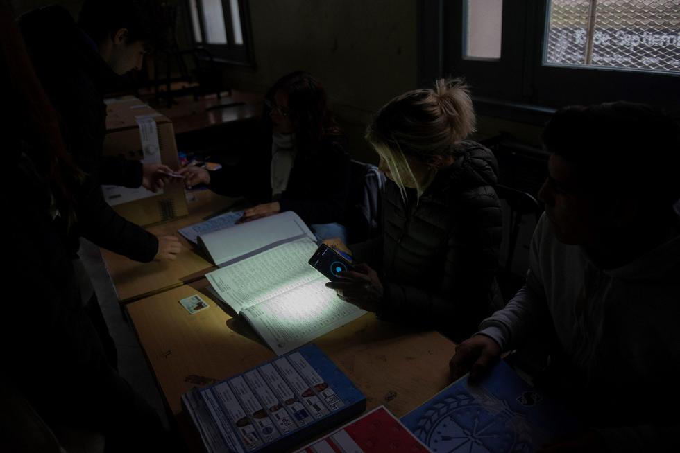 Ciudadanos asisten a votar en las elecciones de gobernador de la provincia de Santa Fe en medio de un apagón, este domingo en Rosario. (EFE)