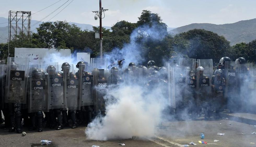 Policía frena cordón humanitario en puente fronterizo con Colombia. (Foto: AFP)