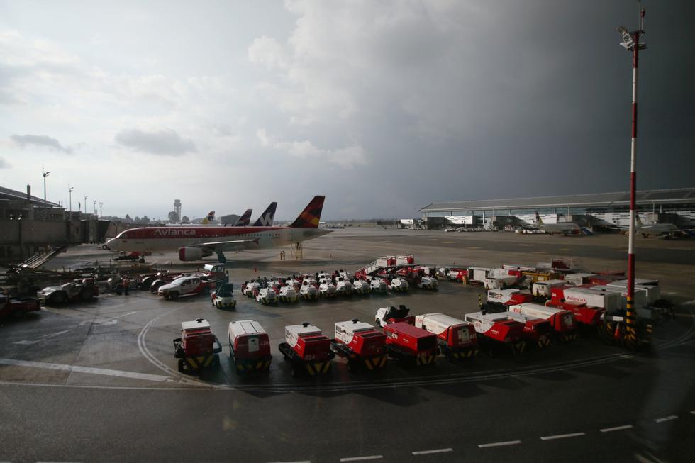 Un avión de Avianca Airlines se encuentra estacionado en el Aeropuerto Internacional El Dorado en Bogotá, Colombia. (REUTERS/Luisa González).