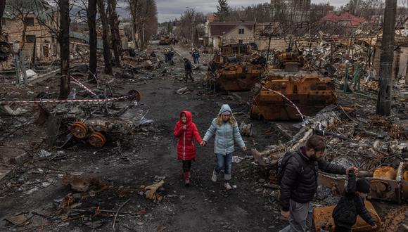 Según la ONU, el número de civiles muertos es de 6.702, pero la cifra real debe superar largamente este número. Solo en Mariúpol, la mayor ciudad capturada por Rusia, se calcula que perecieron más de 20.000 ucranianos tras un asedio brutal.
