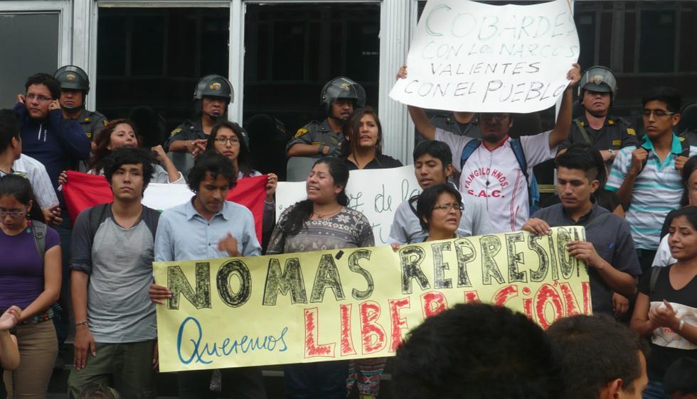 Ley Pulpín: Grupo de manifestantes exigían en el frontis del Ministerio Público la liberación de sus compañeros. (Chinn De La Cruz/Perú21)