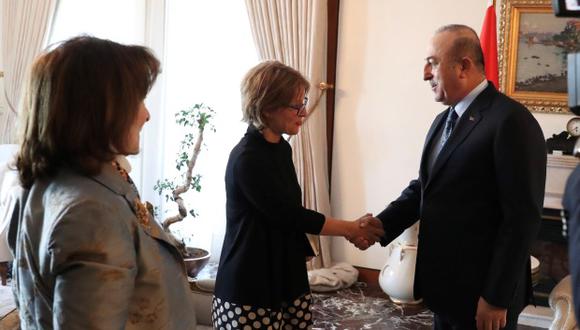 El ministro turco de Exteriores, Mevlut Cavusoglu, recibe a la relatora de la ONU, Agnés Callamard, durante su reunión, este lunes, en Ankara, Turquía. (Foto: EFE)