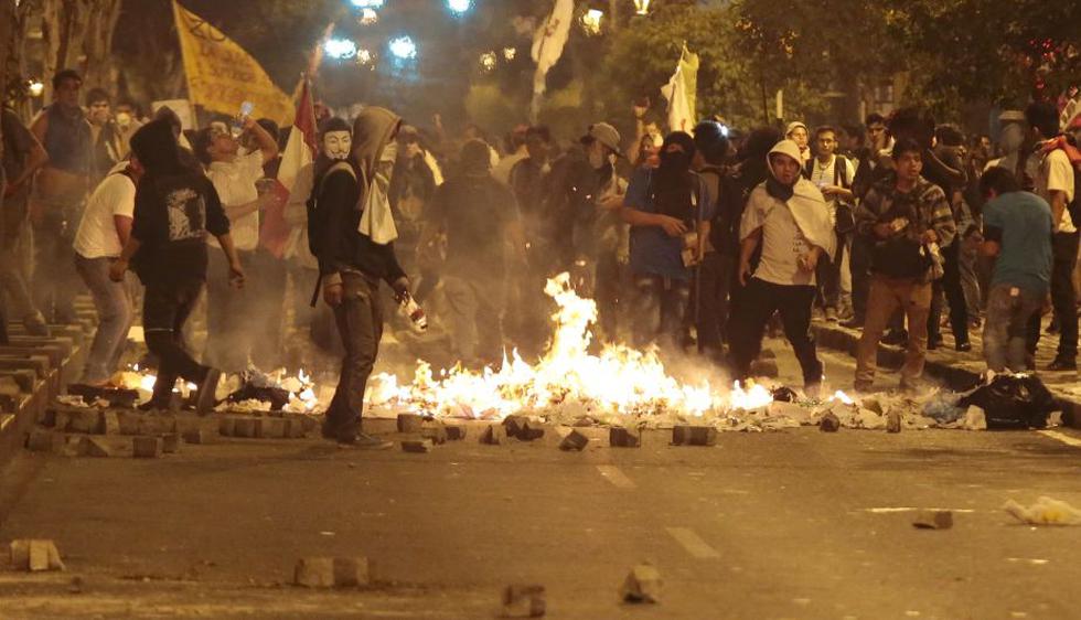 Marcha contra el régimen laboral juvenil dejó como saldo daños a la propiedad pública y privada. (Martín Pauca/Perú21)
