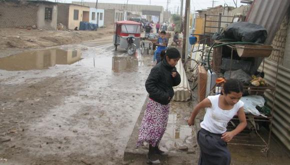 MAR BRAVO. Olas de hasta cinco metros inundaron el puerto y localidades costeras de Chimbote. (Estefanía Fernández)