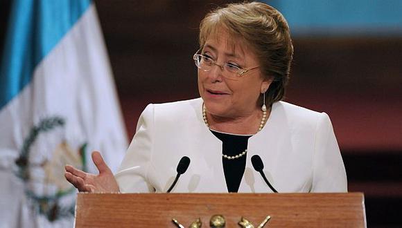 Michelle Bachelet señaló que la propuesta responde al trato digno que se le debe dar a las mujeres en Chile. (AFP)
