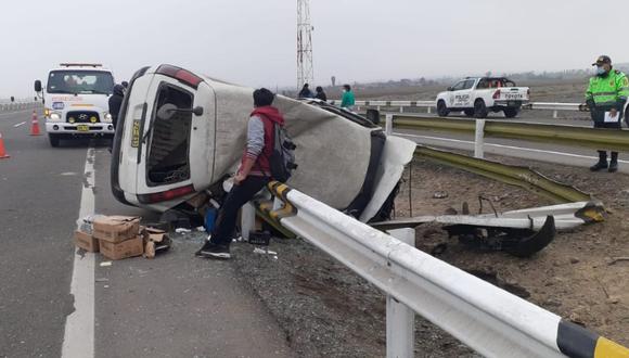 Cañete: vehículo sufre violento despiste y destruye barandilla de seguridad en Panamericana Sur