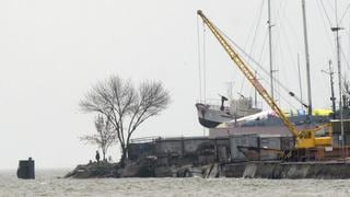 Ucrania dice haber destruido un barco de transporte militar ruso en el mar de Azov