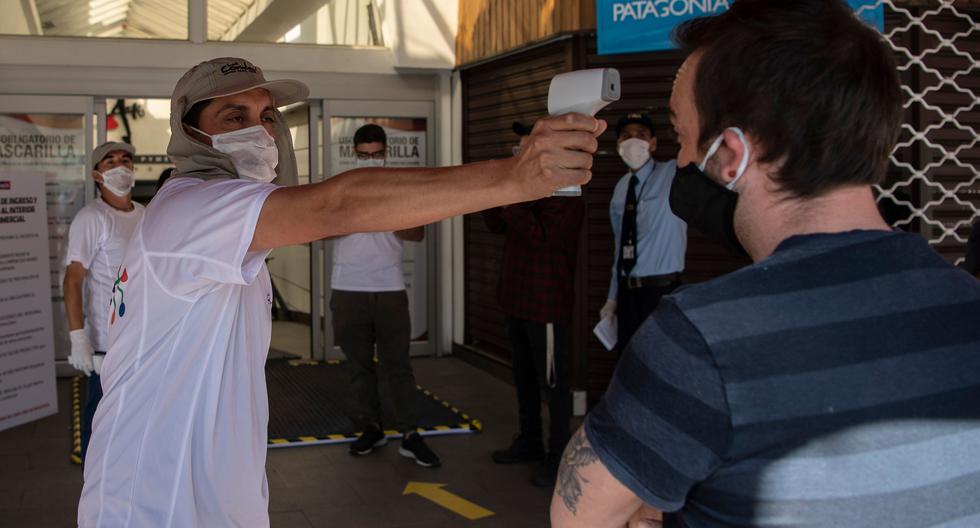 Imagen referencial. Un trabajador de seguridad verifica la temperatura a un cliente durante la reapertura de un centro comercial como medida preventiva por el coronavirus, en Santiago el 30 de abril de 2020. (AFP / Martin BERNETTI).